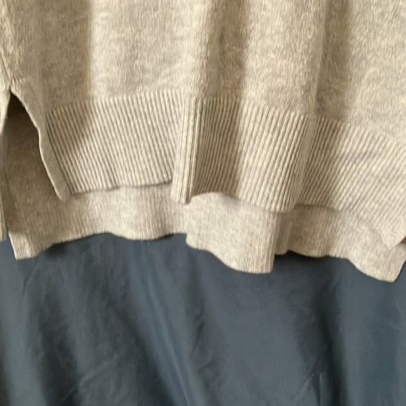 Banana Republic- Grayish/Whitish V-neck High/Low sweater- oversized- S - Picture 7 of 16